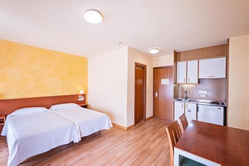 Кухня или мини-кухня в Hotel La Perla D'Olot
