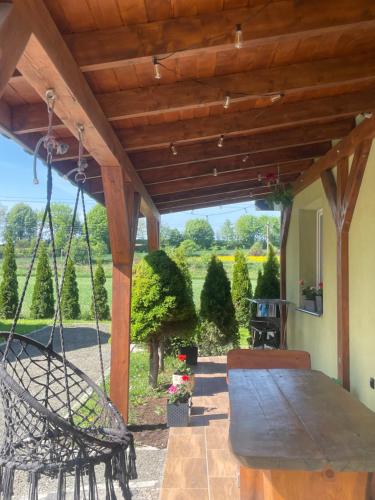 SpytkowiceにあるDom pod orzechemの庭の景色を望むブランコ付きポーチ