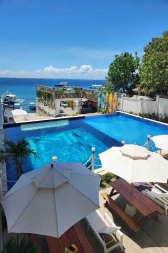 Bazén v ubytování The Mark Resort Cebu nebo v jeho okolí