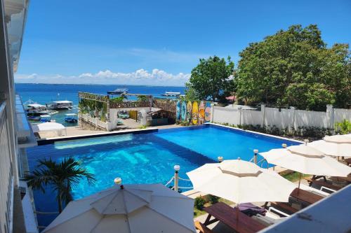 Bazén v ubytování The Mark Resort Cebu nebo v jeho okolí