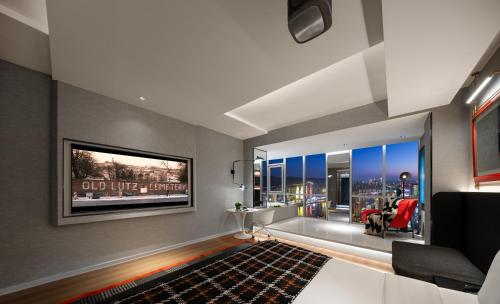 ISEYA Panoramic Hotel - Chongqing Jiefangbei Yunduan Zhiyanにあるテレビまたはエンターテインメントセンター