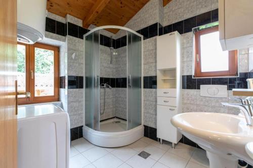 un bagno con doccia e lavandino di Casa Castel - old town house a Pola (Pula)