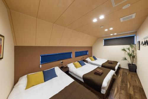 a room with two beds in a room at Culture villa HANEDA in Tokyo