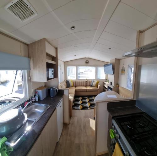 Η κουζίνα ή μικρή κουζίνα στο Great Dog Friendly Caravan At Golden Gate, Towyn In North Wales Ref 84536G