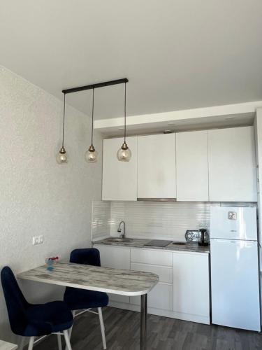 New Studio Apartment Near Beach & Boulevardにあるキッチンまたは簡易キッチン