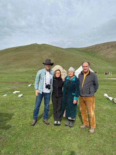 Επισκέπτες που μένουν στο Yurt camp Asman at Song Kol lake
