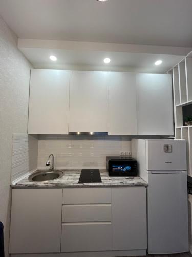 New Studio Apartment Near Beach & Boulevardにあるキッチンまたは簡易キッチン