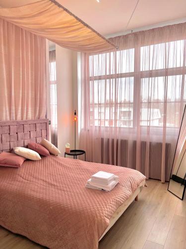 une chambre avec un lit et une grande fenêtre dans l'établissement Espace détente Gaudi, à Wittelsheim