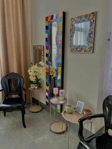 une chambre avec deux chaises et un miroir mural dans l'établissement Espace détente Gaudi, à Wittelsheim