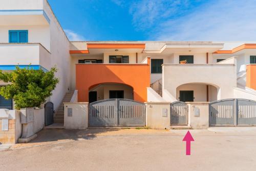 een huis met een poort met een rode pijl die ernaar wijst bij Melograno2 in Torre San Giovanni Ugento