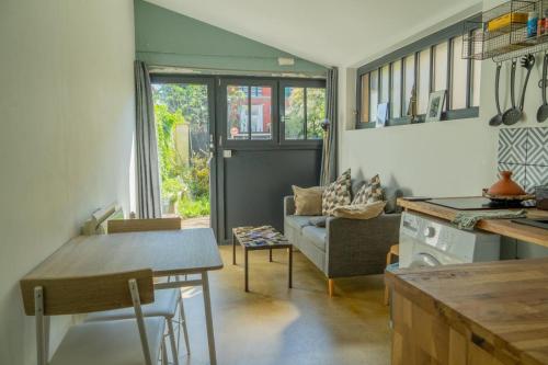 un salon avec un canapé et une table dans l'établissement Studio 22m2 proche Paris station Aerobus Beauvais, à Pierrefitte-sur-Seine