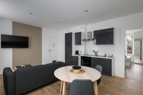 un salon avec un canapé et une table dans l'établissement T2 L'Inflexible, à Brest