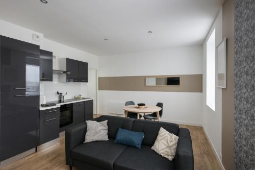 un salon avec un canapé et une table dans l'établissement T2 L'Inflexible, à Brest