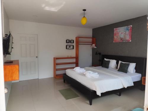 Katil atau katil-katil dalam bilik di Bangtao Mango House