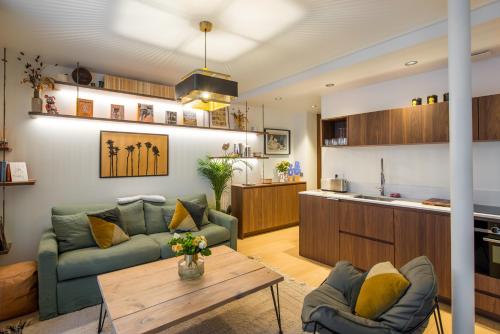 un salon avec un canapé et une table dans l'établissement Magnifique appartement central 3 chambres / 3 BDR, à Paris