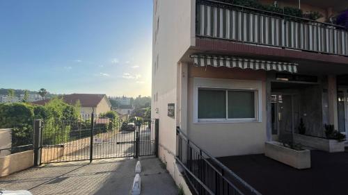d'un balcon avec une fenêtre. dans l'établissement Appartement studio Cannes, à Cannes