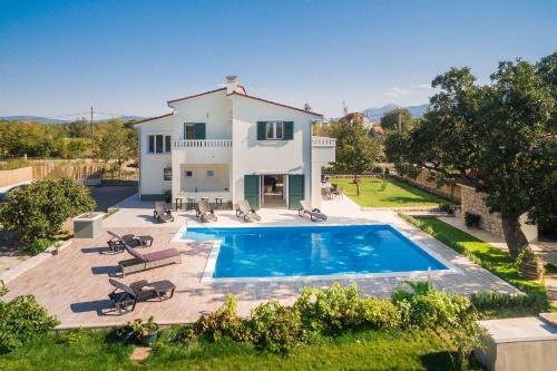 Ferienvilla Mit Kamin Am Waldrand