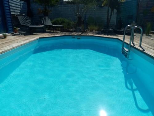 una grande piscina blu con acqua blu di La Norélie a Saint-Sulpice-de-Royan