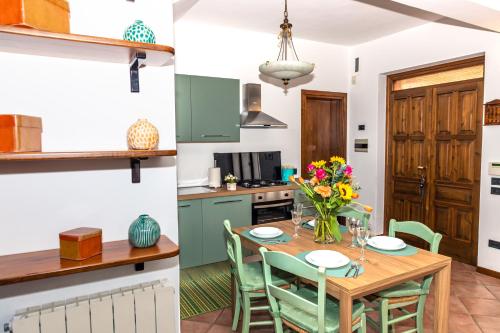 a kitchen and dining room with a wooden table and chairs at Casa Vacanza Anna Maria in Clusane sul Lago