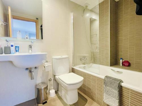 Et badeværelse på Roca Maura by Costabravaway AC /Sea view