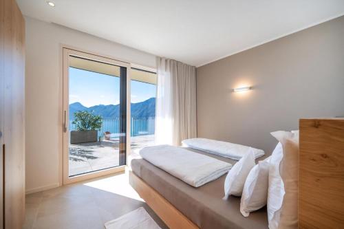 Ein Bett oder Betten in einem Zimmer der Unterkunft Alleinstehende Villa mit Pool und Traumaussicht in Castelletto di Brenzone