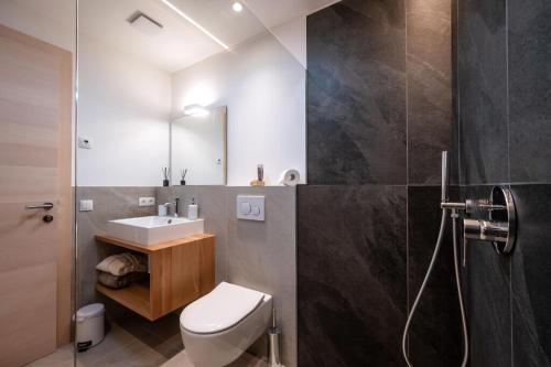 Ein Badezimmer in der Unterkunft Alleinstehende Villa mit Pool und Traumaussicht in Castelletto di Brenzone