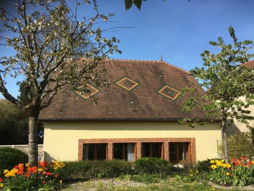 a white house with a brown roof at Le gite du petit ecureuil in Balnot-sur-Laignes