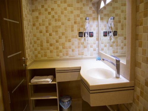 a bathroom with a sink and a mirror at فندق فيفاء الفاخر in Fayfāʼ