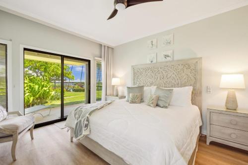 Postel nebo postele na pokoji v ubytování Poipu Sands 116