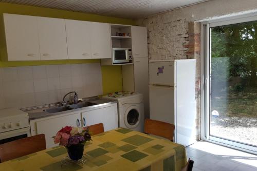 Kuchyň nebo kuchyňský kout v ubytování Gîte à la campagne proche du littoral