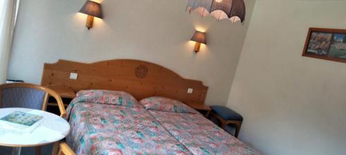 une chambre avec un lit et une table et une table et une table sidx sidx dans l'établissement Studio n1 La Cascade, à Bellevaux