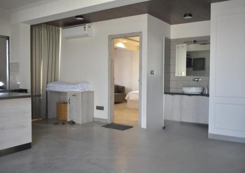 斋浦尔Penthouse in Jaipur by The Sanctum的客房设有带一张床的浴室