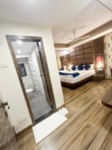 Postel nebo postele na pokoji v ubytování Saibaba International Hotel