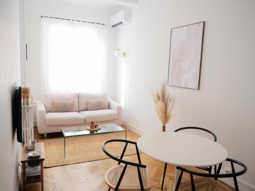 un salon avec un canapé blanc et une table dans l'établissement Ker Riviera, à Nice