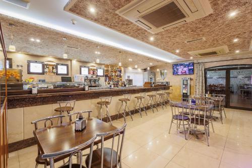 a bar with tables and chairs in a restaurant at Hotel Pattaya in Mocejón