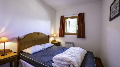 a bedroom with a bed and a window at La Turra N 612 - 3P6 in Valfréjus