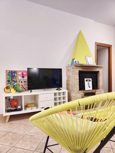 Μια τηλεόραση ή/και κέντρο ψυχαγωγίας στο Casa Liza - appartamento nel cuore del borgo