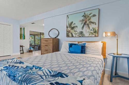 Un dormitorio con una cama con una colcha azul y blanca. en Snook Haven, en Clearwater Beach