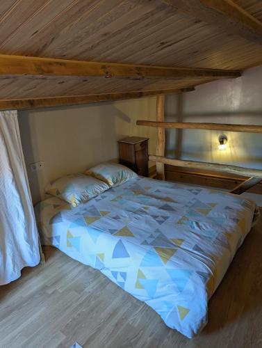 Ce lit se trouve dans un dortoir doté d'une mezzanine. dans l'établissement Petite maison avec mezzanine, à La Chaize-Giraud