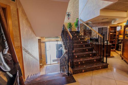 a staircase in a home with wooden floors andsteel railing at Hotel Pattaya in Mocejón