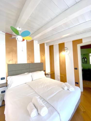a bedroom with a large white bed with two towels at Wohnung Mit Privatem Garten Und Schöner Aussicht in Moniga