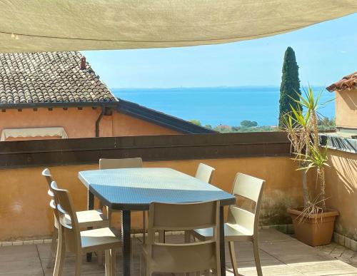 a blue table and chairs on a balcony with a view at Wohnung Mit Privatem Garten Und Schöner Aussicht in Moniga