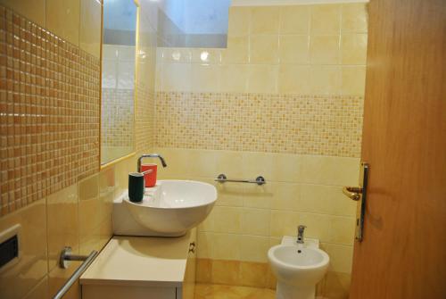 un bagno con lavandino e WC di Casa Elly tra mare e natura a Sperlonga