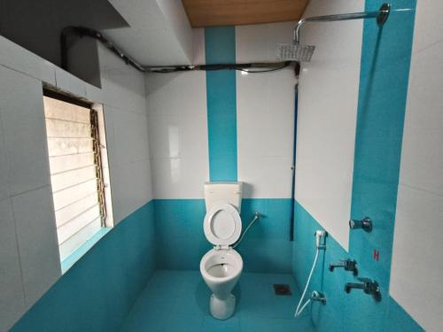 コールハープルにあるHotel Girija Residencyの青い部屋のバスルーム(トイレ付)
