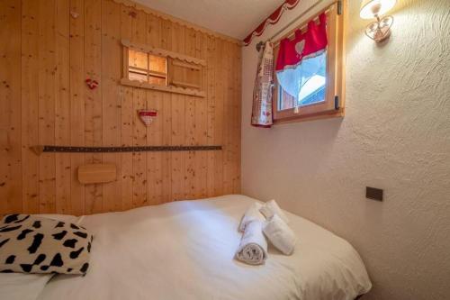 En eller flere senge i et værelse på Cosy alpine apartment with pool and stunning views