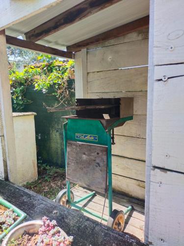 Kemudahan BBQ tersedia untuk tetamu di rumah percutian