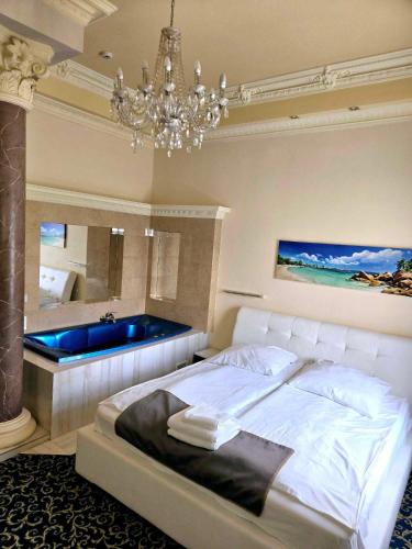 Postel nebo postele na pokoji v ubytování Hotel Venecia Palace