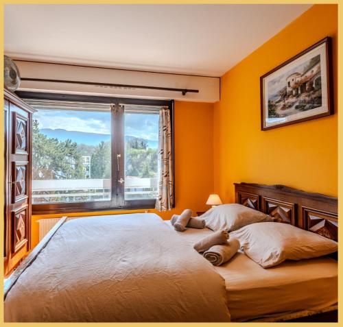 une femme dormant sur un lit dans une chambre avec fenêtre dans l'établissement Chez Soze I T2 I Saint-Julien-en-Genevois, à Saint-Julien-en-Genevois