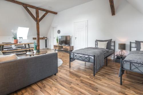 a living room with a couch and a table at Zentrale Ferienwohnung in der City in Walsrode