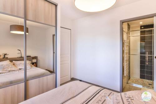 une chambre avec un lit et une armoire vitrée dans l'établissement Biscarrosse Maison 6 couchages avec terrasse, à Biscarrosse